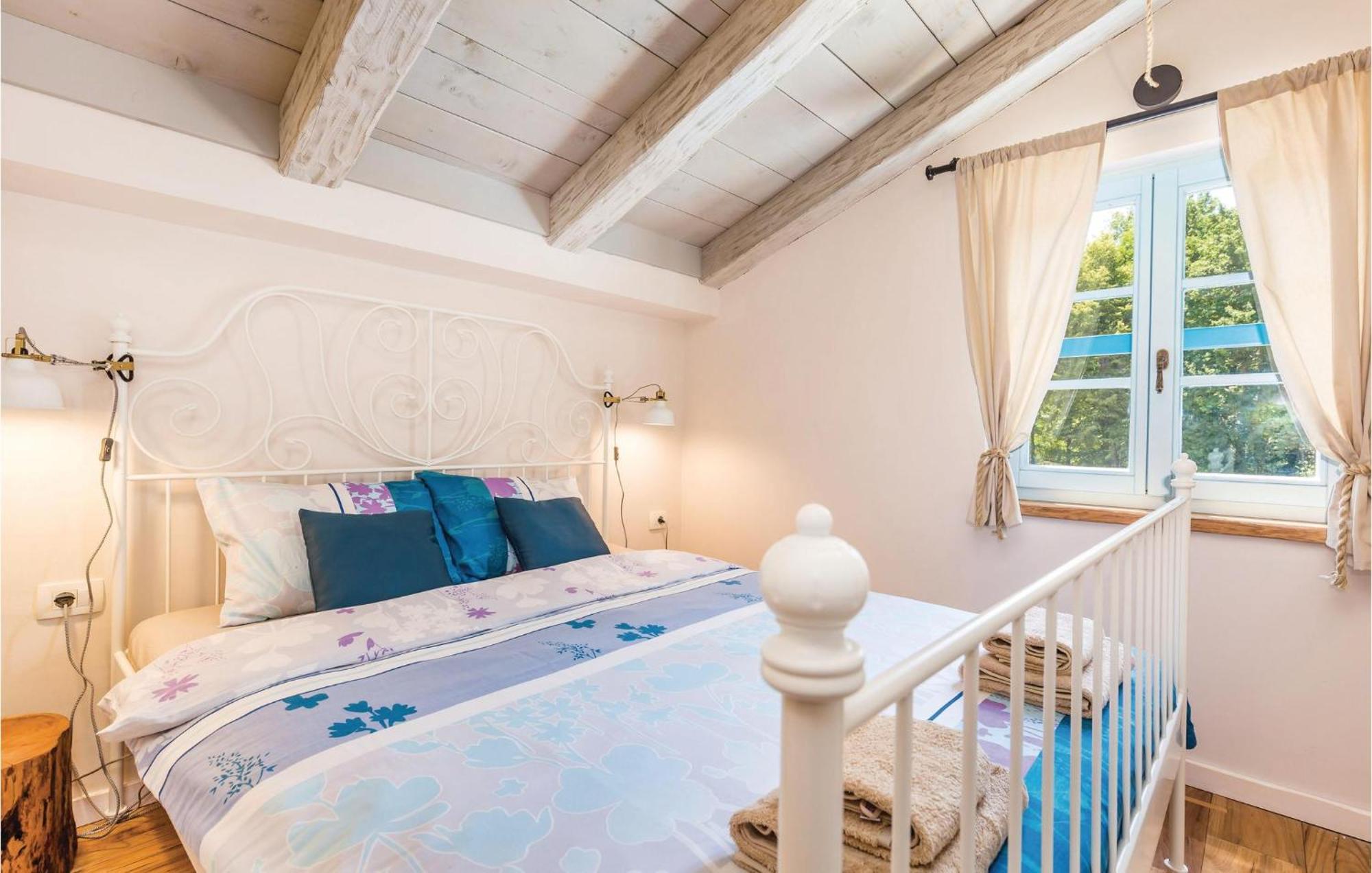 Stunning Home In Jurdani With Wifi Mucici Luaran gambar